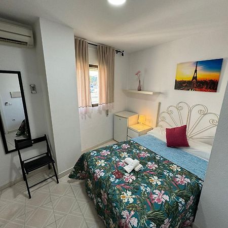 Hostal Avenida Conil De La Frontera Exterior photo